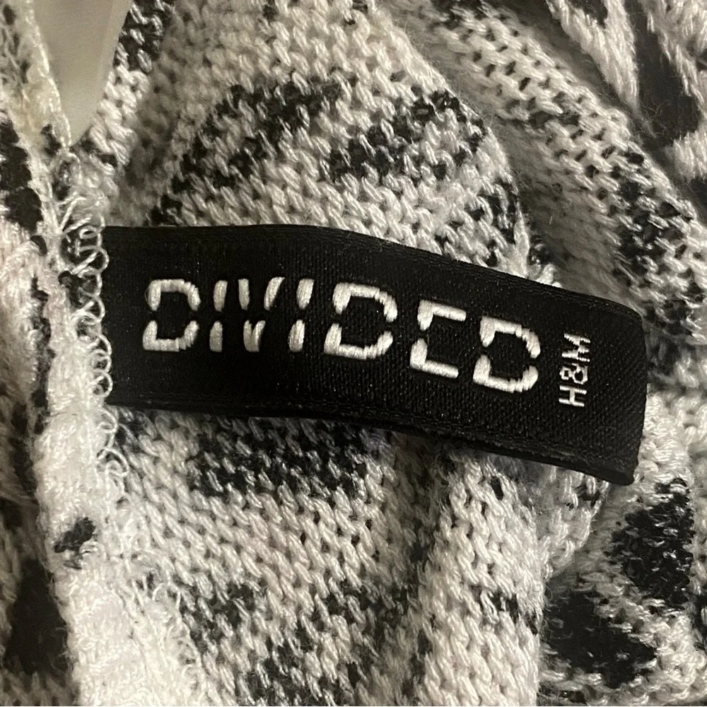 H&M DIVIDED wide crochet hem lightweight loose weave graphic print sweater M